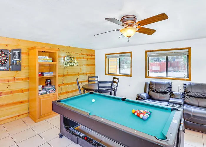 Walk To Rainbow Lake: W/ Game & Yard Holiday home *