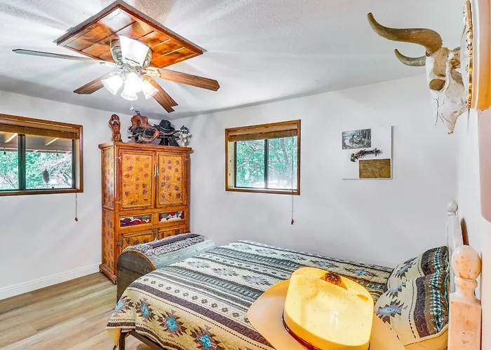 Walk To Rainbow Lake: W/ Game & Yard Holiday home