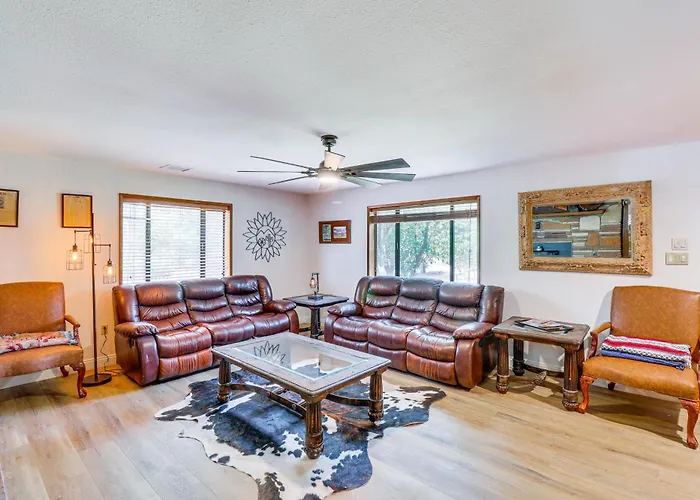 Walk To Rainbow Lake: W/ Game & Yard Holiday home *